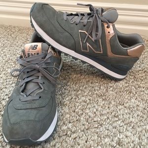 New balance tennis shoes