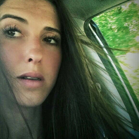 Meet your Posher, Eryn Rose - Picture 3 of 4