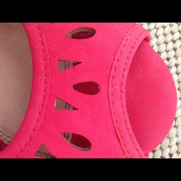 Red flat - Picture 3 of 3