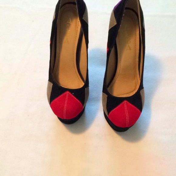 Heels - Picture 3 of 4