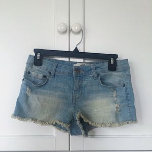 LIGHT WASH DENIUM SHORTS