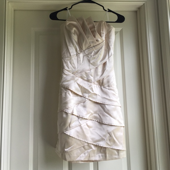 Strapless formal dress