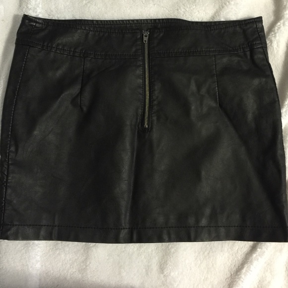 BCBG Generation leather skirt - Picture 3 of 3