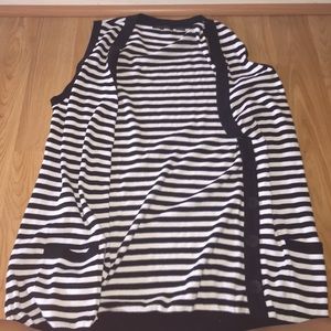Sleeveless black and white stripped cardigan