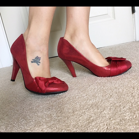 Adorable Red Heels w/ Bow 7.5