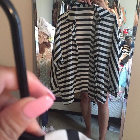 Black and white button down top loose fit - Picture 2 of 2