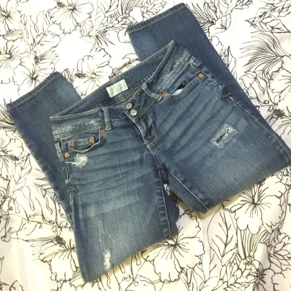 Distressed Aeropostale Capris