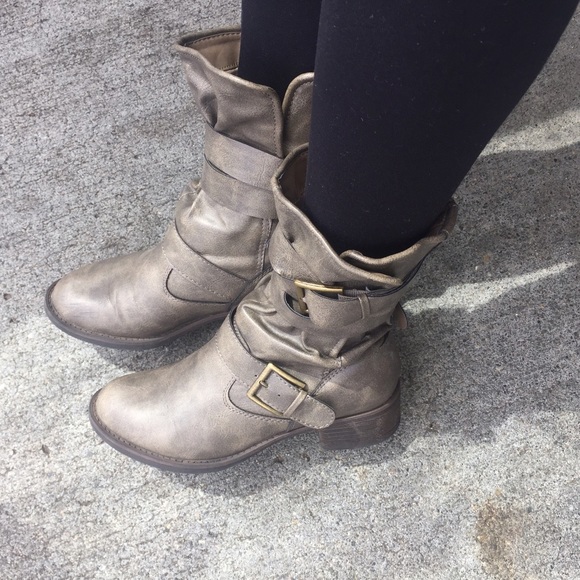 SOLD👢👢❤️Macys boots size 6