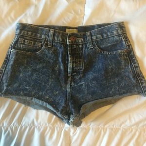 High-rise/high-waisted denim shorts