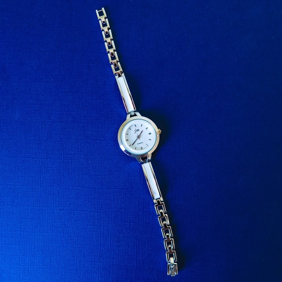 $3 WITH ANY PURCHASE- Cute silver and white watch - Picture 3 of 3