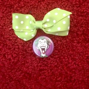 Joker bow and pin
