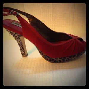 Super cute vintage inspired pumps