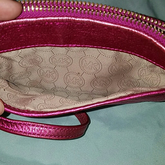 ⛤SALE ⛤MK Wristlet - Picture 3 of 4