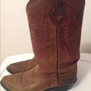 Real leather cowboy boots with pink stitching!