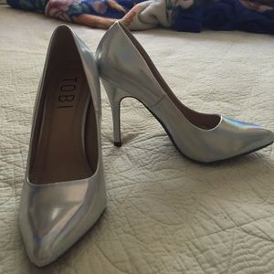 Iridescent pumps