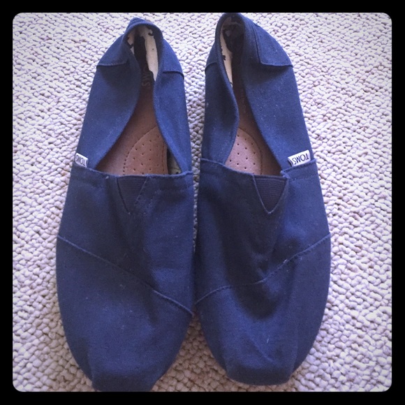 NAVY BLUE TOMS!