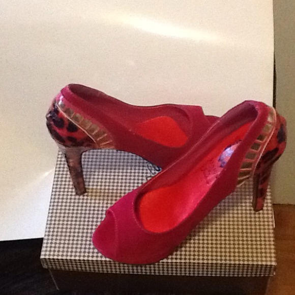 Shoes - ELEGANT LILY FUSHIA BRAND NWOT SHOE