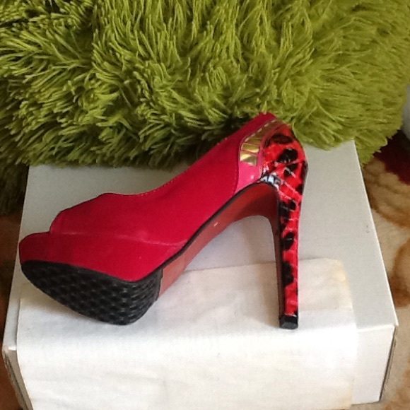 ELEGANT LILY FUSHIA BRAND NWOT SHOE - Picture 2 of 2