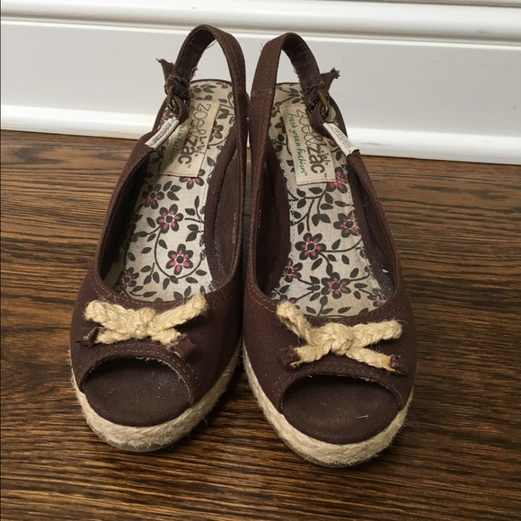 Slingback straw wedges