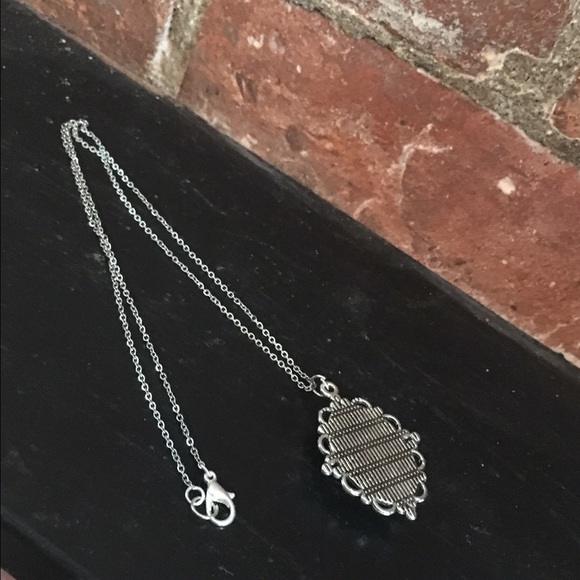 Silver butterfly cameo pendant necklace - Picture 4 of 4