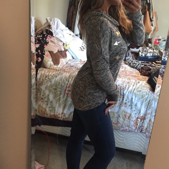 Light weight hoodie with arrows - Picture 3 of 3