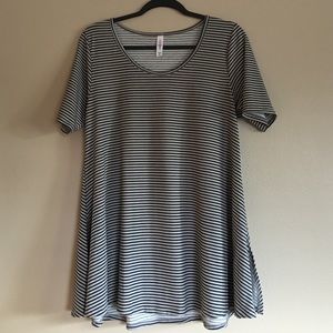 Super cute LulaRoe Perfect T