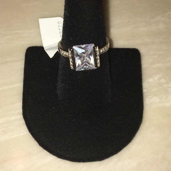 SIZE 6 CZ ENGAGEMENT RING - Picture 2 of 2