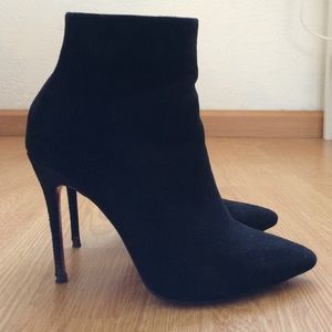 BLACK POINTY BOOTS