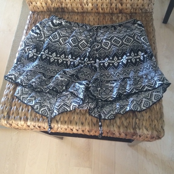 Patterned black and white clothe shorts