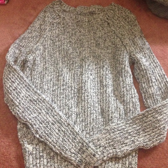 American eagle gray and white sweater