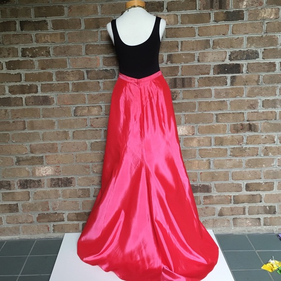 Beautiful Dramatic & Elegant Full Length Skirt - image 2