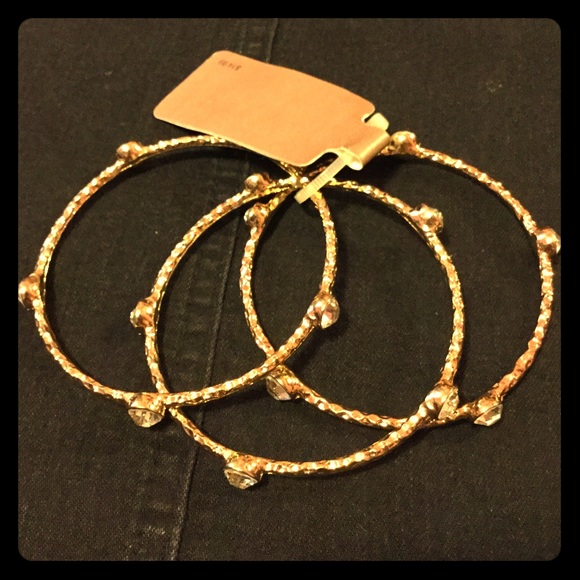 Gold colored bracelet with diamonds
