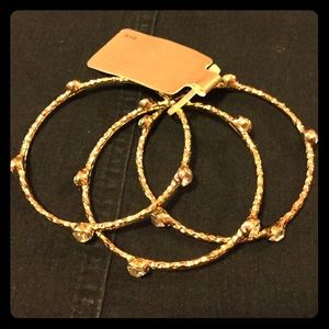 Gold colored bracelet with diamonds