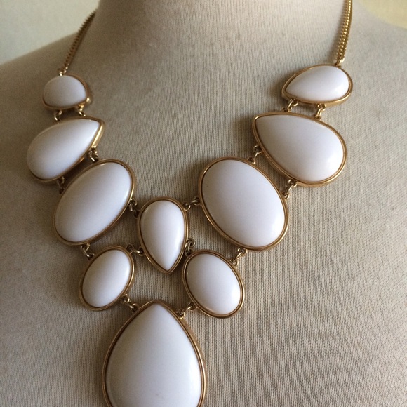 White necklace - Picture 2 of 2