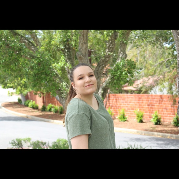 Meet your Posher, Caroline - Picture 1 of 1
