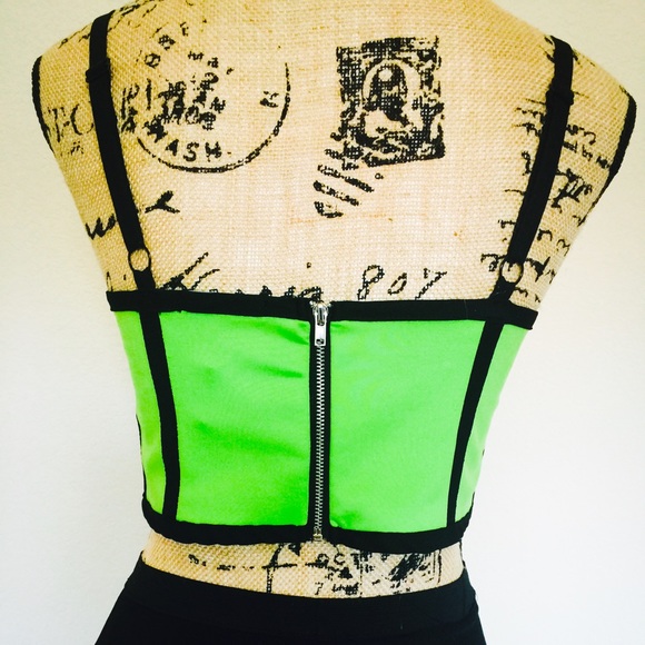 🌸🌴Tropical Crop Top🌺🌴 - Picture 2 of 4