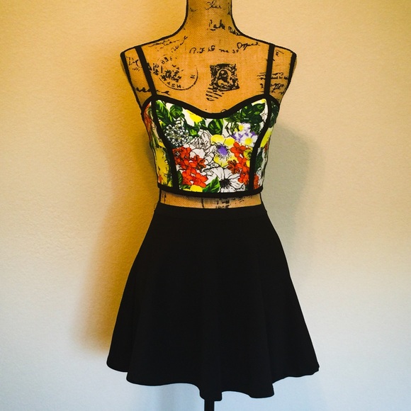 🌸🌴Tropical Crop Top🌺🌴 - Picture 4 of 4