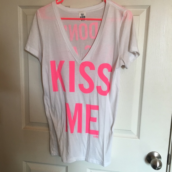 Kiss me tee