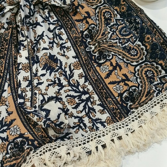 SHORTS w/ FRINGE DETAIL - Picture 2 of 4