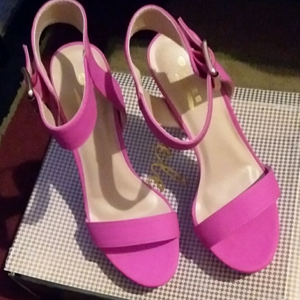 VERY ADORABLE SHOE - Picture 2 of 3
