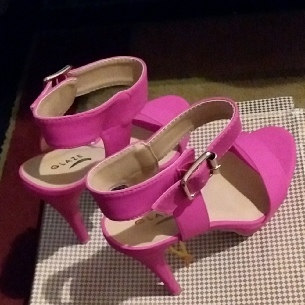 VERY ADORABLE SHOE - Picture 3 of 3