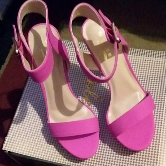 VERY ADORABLE SHOE - Picture 2 of 3