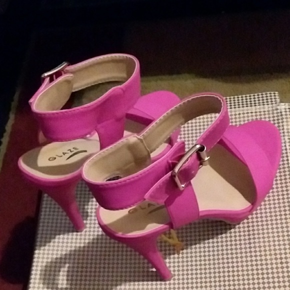 VERY ADORABLE SHOE - Picture 3 of 3