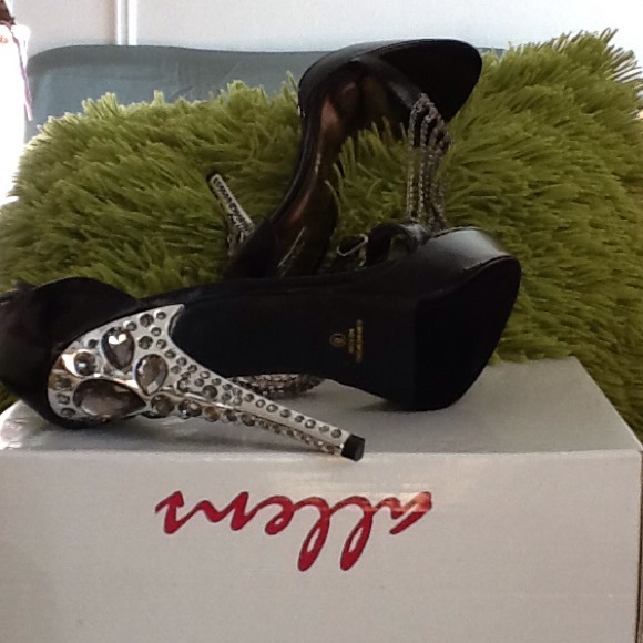 ELEGANT Celeste BRAND NWOT Black / Silver SHOE - Picture 2 of 2