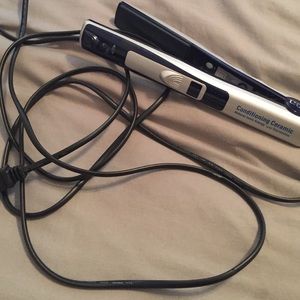 Ion conditioning ceramic flat iron