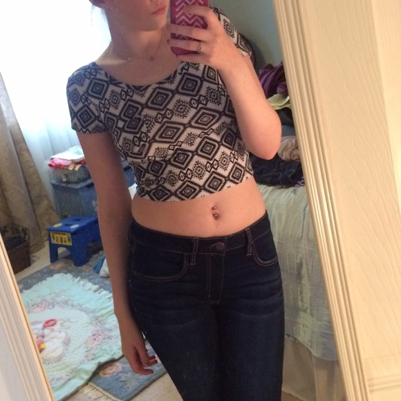 Tribal cropped low back pocket tee
