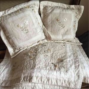Beautiful throw pillows & shams
