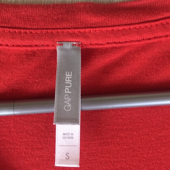 Red loose-fitted Gap top. looks great with jeans! - Picture 2 of 2
