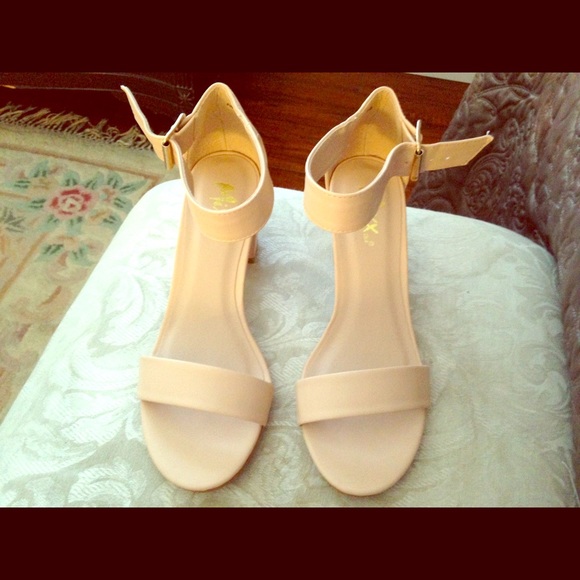 Tan/Cream colored heels size 7 1/2