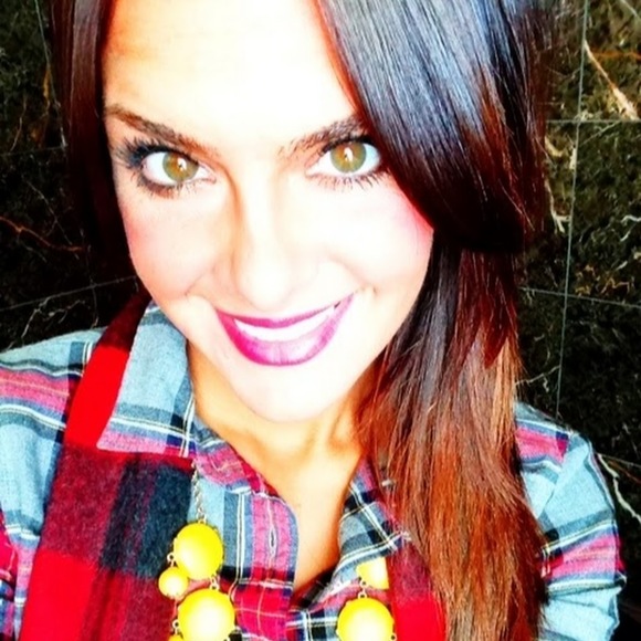 Meet your Posher, Nicole - Picture 1 of 1